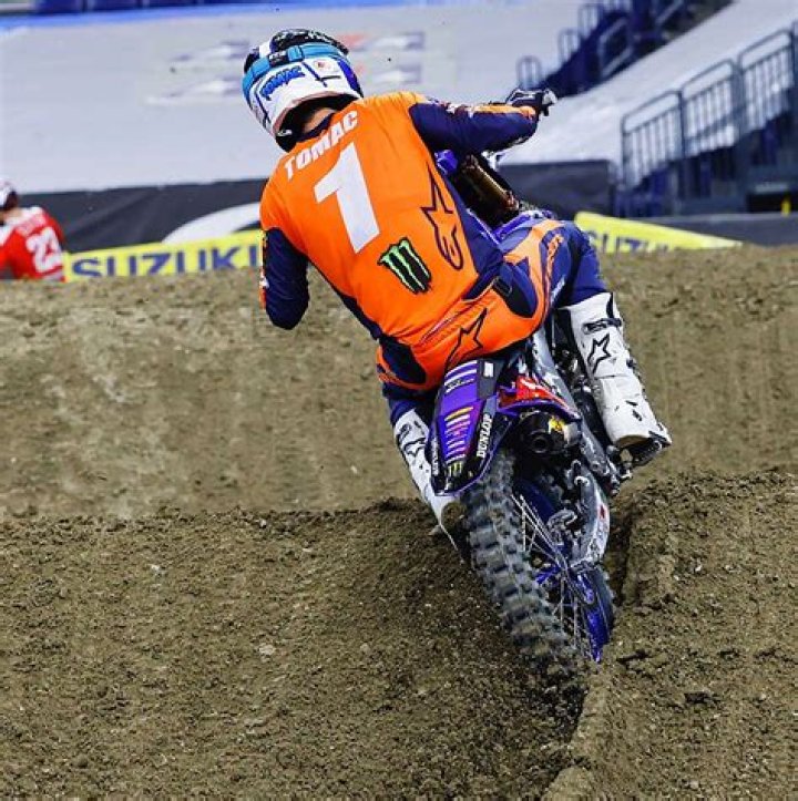 Eli Tomac finishes eighth in Indianapolis Supercross, loses series lead
