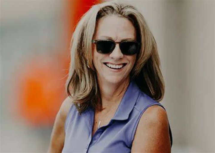 Is Beth Mowins Lesbian? Who is Beth Mowins Husband? Married in Her 50s